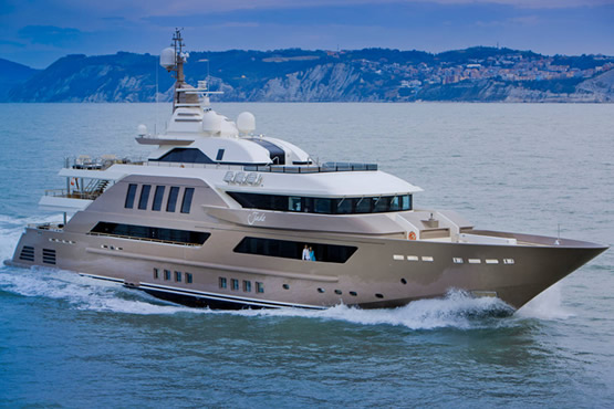 CRN Motoryachten kaufen, finanzieren und versichern