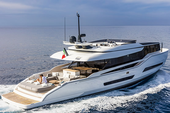 Extra Motoryachten kaufen, finanzieren und versichern