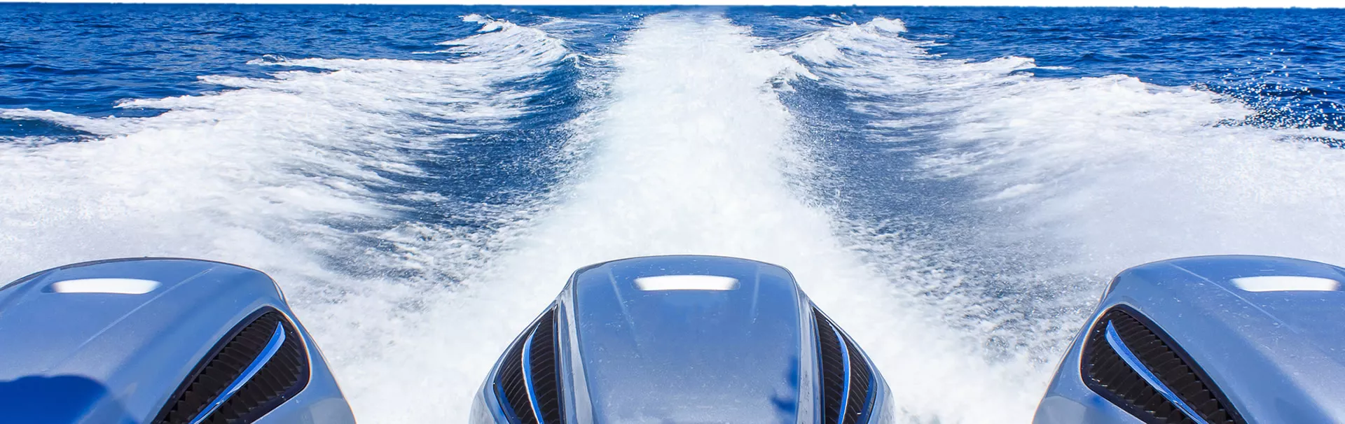 Sportboot mit drei Außenbordern